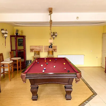 Madera - Spacious House With Swimming Pool, Sauna And Pool Table Villa