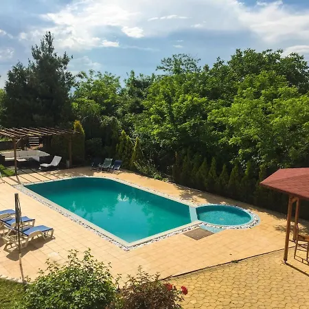 Madera - Spacious House With Swimming Pool, Sauna And Pool Table *