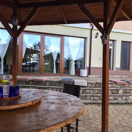 Madera - Spacious House With Swimming Pool, Sauna And Pool Table